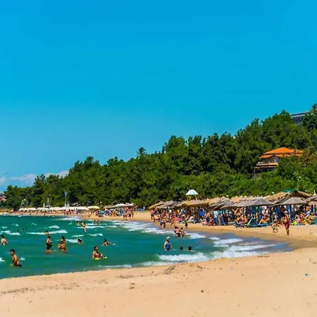 Attic アパート ネア・ムダニア