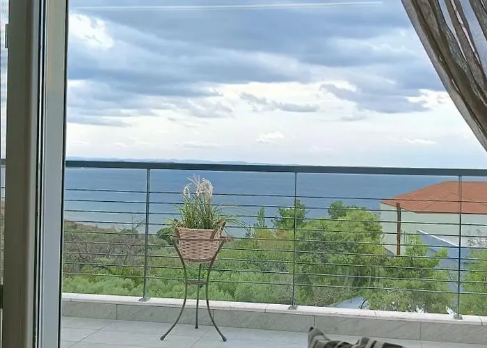 Attic * Nea Moudhania